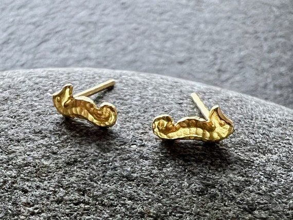 Ebbe und Flut ear studs seahorse mini 22 K matt gold plated - maritime earrings from ebbe und flut®