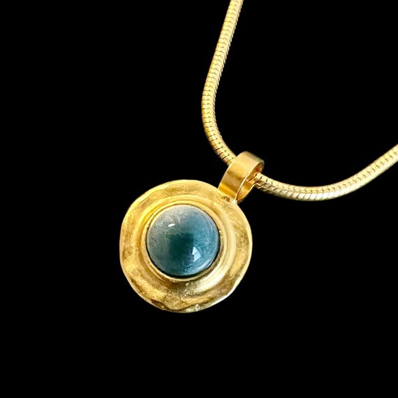 Ebbe und Flut Halskette Ostseegold blau - Schlangenkette 22 K matt vergoldet mit rundem Anhänger mit blauem Glasstein mit Blattsilber