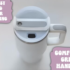 Pode incluir: Caneca de viagem branca com tampa girat&oacute;ria cinza e al&ccedil;a de f&aacute;cil manuseio. A tampa tem uma pequena abertura para beber. O texto na imagem diz "Twist Lid for Sipping" e "Comfort Grip Handle".