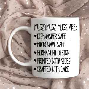 Peut inclure: Une tasse en c&eacute;ramique blanche avec une anse incurv&eacute;e. La tasse pr&eacute;sente le texte "MugzyMugz Mugs Are: Dishwasher Safe, Microwave Safe, Permanent Design, Printed Both Sides, Crafted With Care" en noir.