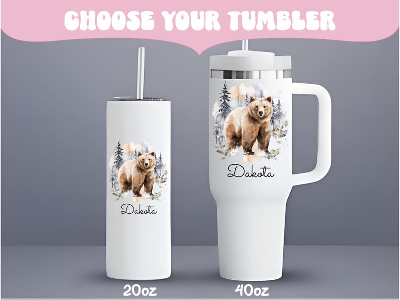 Pode incluir: Canecas brancas com um design de urso. Uma &eacute; uma caneca de 591 ml com canudo, e a outra &eacute; uma caneca de 1183 ml com al&ccedil;a. Ambas apresentam uma ilustra&ccedil;&atilde;o de urso em aquarela e o nome "Dakota".