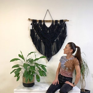 Tapiz de macramé negro, decoración bohemia, decoración de pared negra, decoración de macramé negro, regalo de inauguración de casa, macramé moderno, arte de pared bohemio, arte de pared