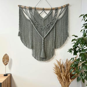 Gran colgante de pared de macramé caqui con borlas, fondo de macramé, cabecero de macramé, decoración bohemia, arte bohemio