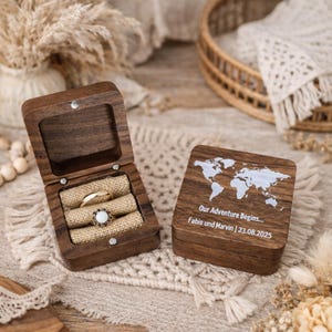Scatola portafedi in legno personalizzata con disegno della mappa del mondo | Scatola portafedi con nomi e data