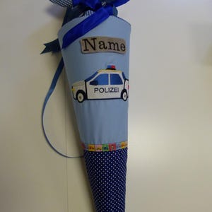 Cône d&#39;école, inscription à l&#39;école, voiture de police avec nom