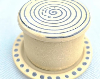 Kleine französische Butterdose, wassergekühlt hält stets ca.50g  streichzarte Butter für Dich bereit, ein besonderes Geschenk für Freunde ..