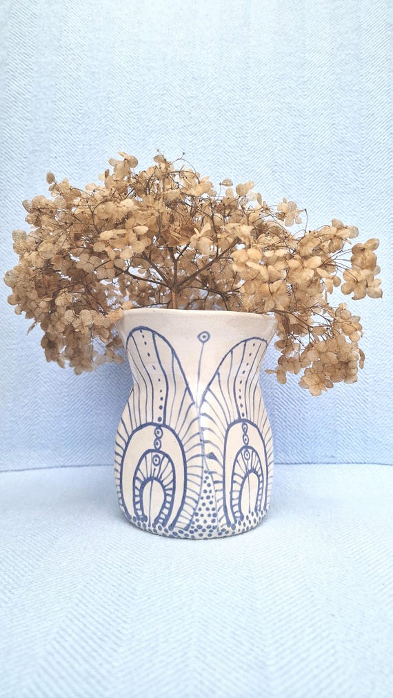 Handgetöpferte blau bemalte Vase, eine einzigartige Keramik für Dein Homedecor und ein schönes handgemachtes Gastgeschenk, H 12cm
