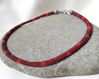 Collier serpent : choker tubulaire en tissage de perles Miyuki bordeaux/rouge/or