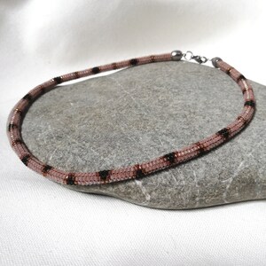 Snake ketting: buisvormige choker in beige/zwart/goud Miyuki kralen weven