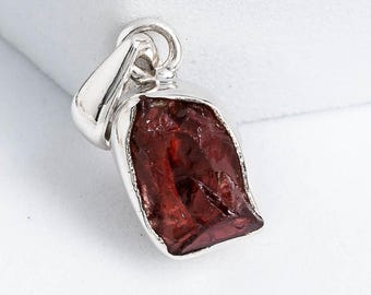 Collana con ciondolo in granato grezzo in argento sterling, gioiello fatto a mano con pietra portafortuna di gennaio, ciondolo in cristallo naturale, ciondolo rustico, regalo per lei
