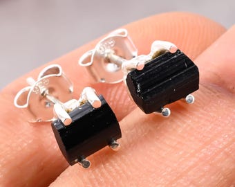 Brincos de Turmalina Negra Bruta em Prata de Lei | Brincos de Cristal de Turmalina Negra Natural | Joia Minimalista com Pedras Preciosas