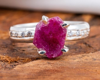 Anillo de plata con banda de rubí natural y circonitas cúbicas, anillo de plata con rubí natural, anillo de piedra natal de julio, anillo minimalista con piedras preciosas, regalo para ella.