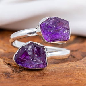 Pierścionek z dwoma kamieniami ametystowymi ze srebra próby 925, pierścionek z surowym kryształem ametystu, regulowany pierścionek, kamień urodzinowy lutego, ręcznie robiony pierścionek z kamieniem szlachetnym, pierścionek na prezent