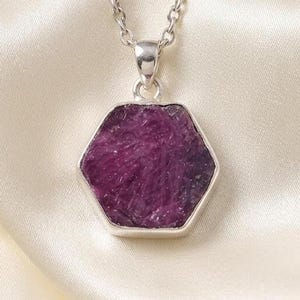 Ciondolo esagonale in rubino grezzo, ciondolo in argento sterling fatto a mano, collana con rubino grezzo, gioiello con gemma di rubino naturale, pietra portafortuna di luglio, regalo per lei