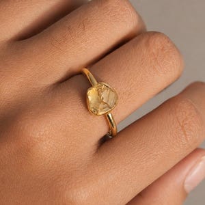 • Ring med rå citrin i silver • Handgjord ring med ädelstenar i 14k guld i sterlingsilver • Smycken med november-födelsesten • Statement-ring med rå citrin •