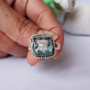 Anillo de aguamarina en bruto, anillo de piedra preciosa en bruto, anillo de plata de ley hecho a mano, anillo con piedra natal de marzo, anillo de piedra natural, regalo de cumpleaños para ella