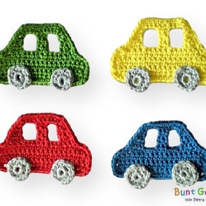 Könnte beinhalten: Vier gehäkelte Autos in verschiedenen Farben: grün, gelb, rot und blau. Jedes Auto hat ein weißes gehäkeltes Rad.