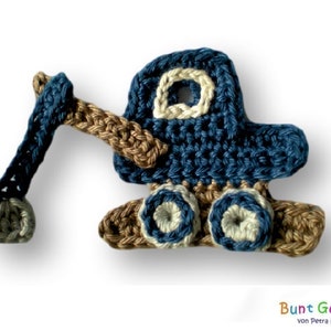 Könnte beinhalten: Ein blauer und brauner gehäkelter Spielzeugbagger mit Schaufel. Der Bagger hat weiße Räder mit einem blau-weißen Muster.