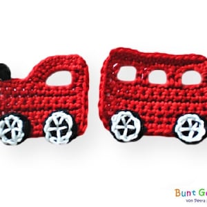Può includere: Due veicoli giocattolo in crochet rosso, un'auto e un autobus, con ruote nere e bianche.
