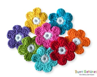 Virkade blommor 4 cm, blomvirkade applikationer, applikationslappar, virkbild
