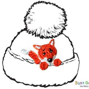 Op de afbeelding: Een witte gehaakte muts met een pluche pompon en een rode vos-applicatie. De vos heeft een witte buik en een zwarte neus.