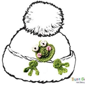 Op de afbeelding: Een witte gehaakte muts met een groene kikker-applicatie. De kikker heeft roze wangen en witte ogen. De muts heeft een pluche pompon bovenop.