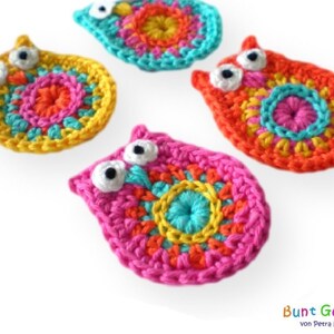 Pode incluir: Quatro enfeites de coruja de crochê em cores brilhantes, incluindo rosa, amarelo, laranja e turquesa. Cada coruja tem um centro redondo com círculos concêntricos de cor.