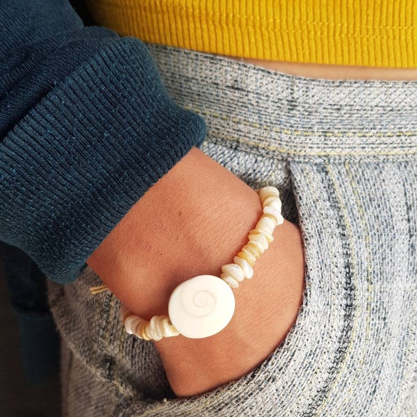 Ste Lucie tout coquillage heishi et pépites bracelet surf shamballa d'été cordée de disques de nacre coulissant surf œil de Shiva ou Vénus