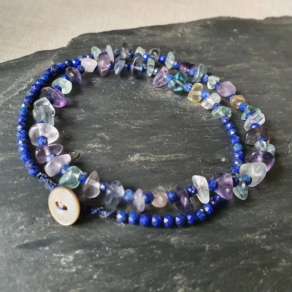 Fluorite et Lapis lazuli collier court perles facettées et puces pépites Ras du cou bouton de nacre cordon micro macramé UNIQUE