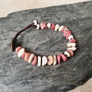 Rhodonite and Magnesite mixed bracelet of knotted chips adjustable nature shades pink white soft bronze button sliding macramé creation