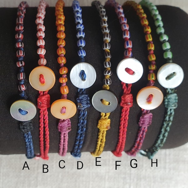 Cheville de rocailles artisanales toutes nouées perles 3mm motifs rayures, non calibrées multicolores réglage bouton de nacre et coulissants