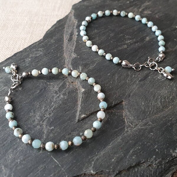 Larimar et pyrite bracelet facettes breloques bijou  bleu tendre monté sur câble gainé fermoir et accessoires acier poignet fin chic élégant