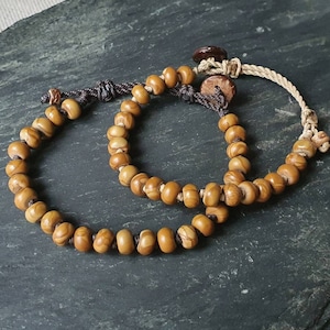Bracciale in legno pietrificato 6 mm misto M/F rondelle venate opache annodate suite boho gioiello e cordino scorrevole regolabile marrone bottone in cocco