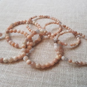 Sonnenstein 4/6 mm Stretch-Armband, Sonnenstein, Mond, elastische Einzelwicklung, Akkumulation, Boho, minimalistisch, Basic Pastell Stretch