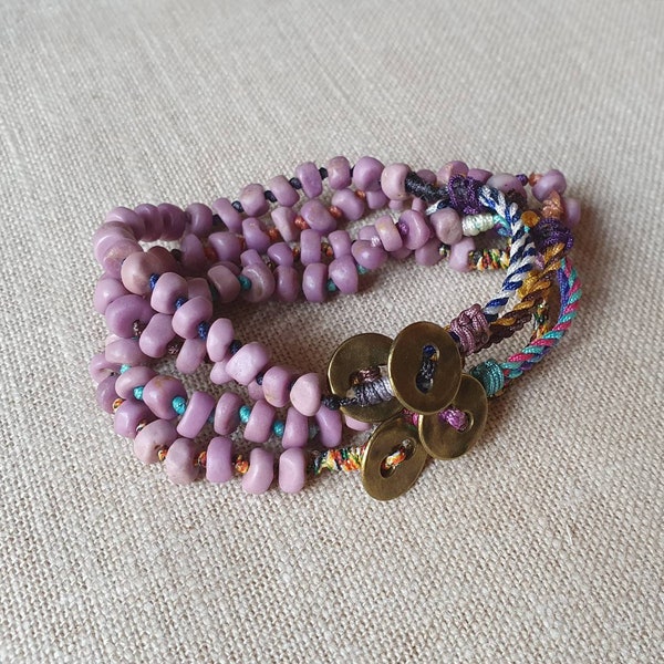 Purpurite bracelet suite de petites pépites nouées et cordon multicolore filé coulissant boutonné lilas rose mauve