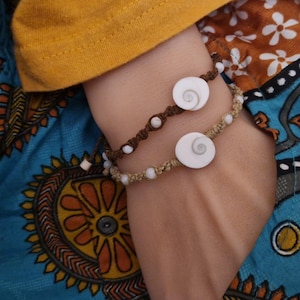 Shiva-öga, liten operculum, snäckskal och pärlemorpärlor, tunt Shamballa-stil makramé-torsoarmband