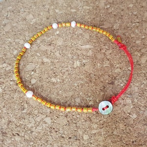 Baroque mother-of-pearl anklet and mini seed beads Modular thin anklet patterned seeds yellow red sliding mother-of-pearl button macrame UNIQUE