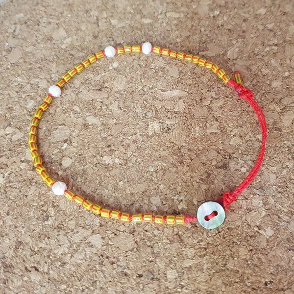 Cheville perles nacre baroques et mini rocailles Anklet fin modulable graines à motifs jaune coulissant rouge bouton nacre macramé UNIQUE