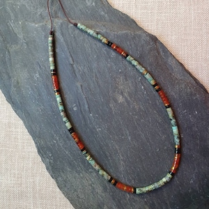 Chic Surf justerbar choker i afrikansk turkos, karneol, hematit och onyx lager på lager halsband i svart och guld med heishi-skivor