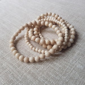Bracciale elastico Fossil Basic Stretch da 4/6+ mm con perline in pietra fossile, elastico a 1 giro, stile boho, colore avorio, impilabile, elastico di base