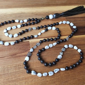 Howlite and Labradorite long necklace in Ebony nuggets in 7mm beads knotted boho necklace black wood and natural stones creation Cade boho style