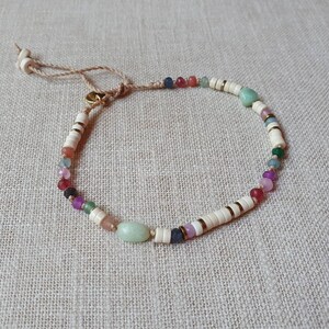 Anklet 4mm jade multicolore facettes  hématite or cheville coulissant Disque heishi turquoise blanche et pépites jade australien Surf