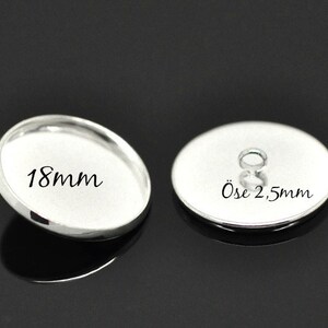 Può includere: Due montature rotonde per cabochon in metallo argentato, una con un diametro di 18 mm e l'altra con un anello di 2,5 mm.