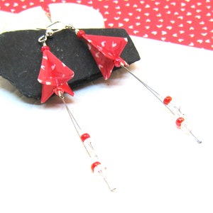 Ohrringe ORIGAMI rot hellrot weiß silber Pyramide Papier Upcycling Papierohrringe Papierschmuck japanisch Japan Faltkunst lang elegant