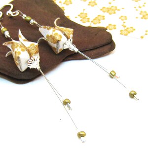 Ohrringe ORIGAMI Tulpe gold weiß silber Papier Upcycling Papierschmuck japanische Faltkunst Japan Lilie Goldmuster lang Glockenblume