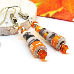 Ohrringe PAPIER orange grau silber Upcycling Recycling Upcyclingschmuck Papierschmuck Papierohrringe  Papierperle lang schmal Indian Summer