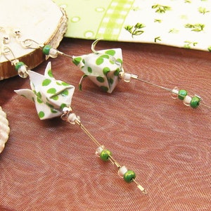 Ohrringe Origami grün weiß, Tulpe, hellgrün silber Lilie Polka Dots Papier Upcycling Papierohrringe Papierschmuck japanische Faltkunst Japan