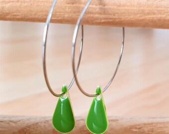 Hoop earrings of enameled metal colour green