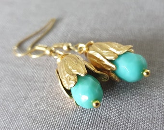 Pendientes pequeños con casquilla en forma de hoja de tulipán, elegantes en color dorado y cuentas de bohemia turquesa o lila para elegir.