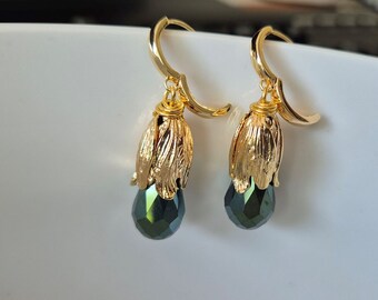 Earrings with tulip leaf-shaped caps, elegant with hooks, golden huggies in real gold plated